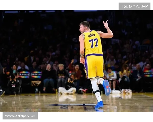 卢卡·东契奇超市结账那一刻，旁边人默默把自己的零钱都收起来