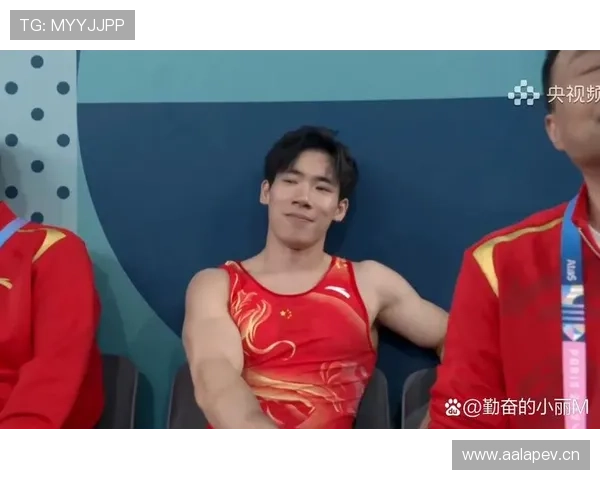 刷到张博恒的豪宅派对照——手表、酒单、座驾每样都在戳脸，心态溃了