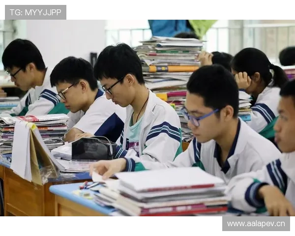 篮球规则中的身体接触容忍度：如何理解与判罚标准解析